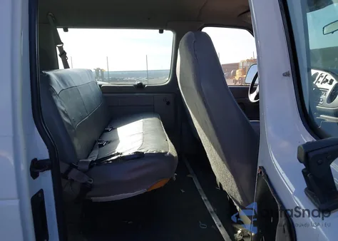 2001 Ford E-350 Super Duty Xl/Xlt z USA, uszkodzony, nr VIN 1FBSS31L41HB21571